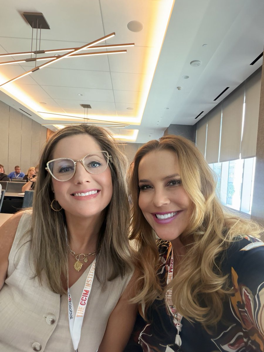 carmenraustin's tweet photo. Rocking @ccim governance meetings in DT Los Angeles! #ccim #LA https://t.co/suJgbaQscf