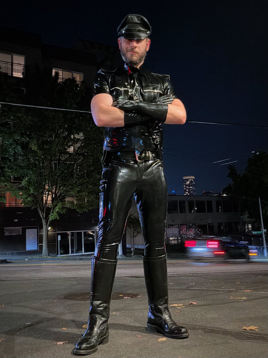 mrgearkink's tweet photo. Rubber officer keeping the streets safe from boring clothing. https://t.co/7BG7Uw7j58