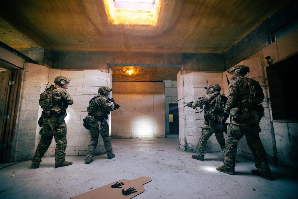 GoArmySOF's tweet photo. Green Berets from 1st SFG(A) clear rooms in CQB training at JBLM.
Refining tactics, communication & coordination for real-world missions.
Premier SOF in the Indo-Pacific.
GO BEYOND 📲 Text 𝗦𝗢𝗥𝗕 to 𝟰𝟲𝟮-𝟳𝟲𝟵
🔗 https://t.co/ie08G43i3N
#GreenBerets #1stSFG #SOF #CQB https://t.co/TKEtUCQFoJ