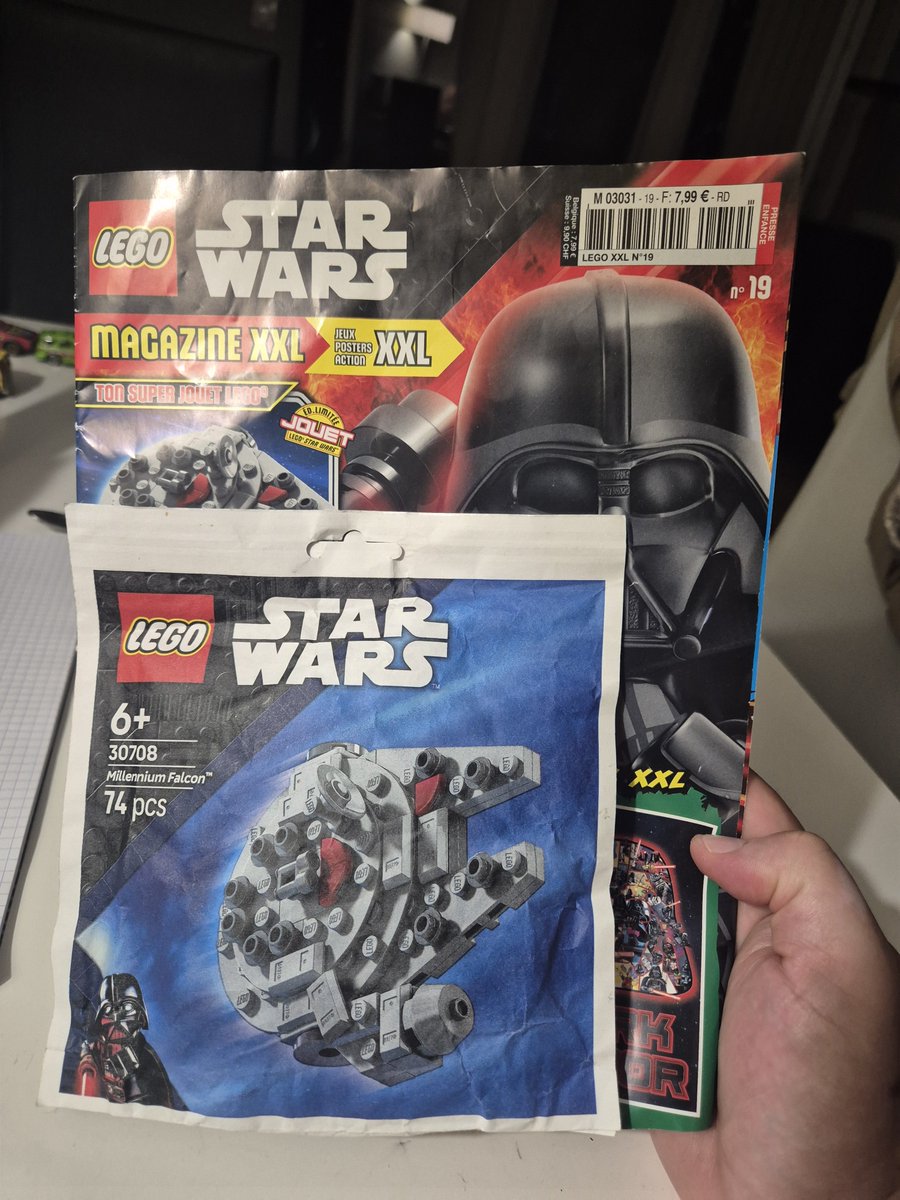 lazoneludique's tweet photo. Le pti #lego du soir bonsoir... ce soir c le #MilleniumFalcon XXL du magasine lego #StarWars 🤩

Très chouette a faire 😋 https://t.co/kwDH4EeRjI