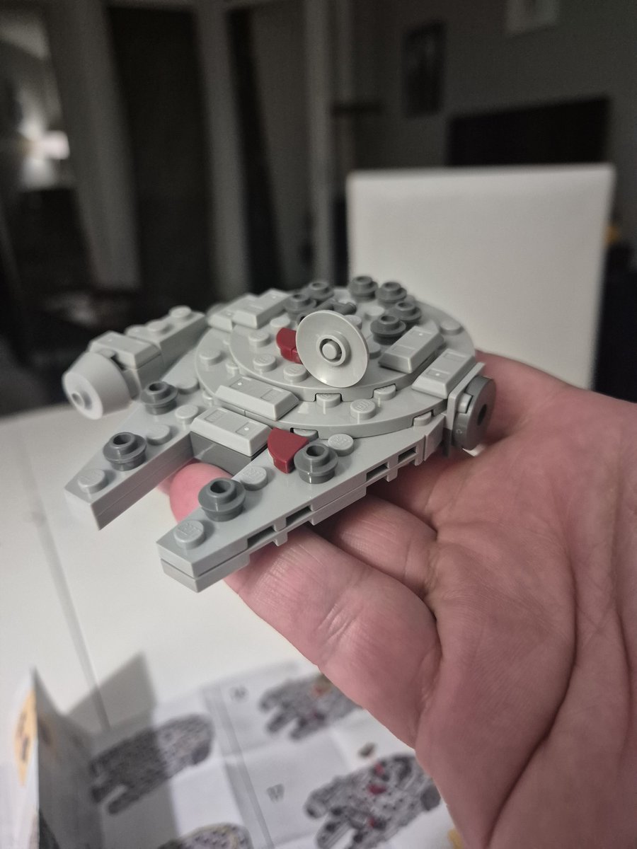 lazoneludique's tweet photo. Le pti #lego du soir bonsoir... ce soir c le #MilleniumFalcon XXL du magasine lego #StarWars 🤩

Très chouette a faire 😋 https://t.co/kwDH4EeRjI