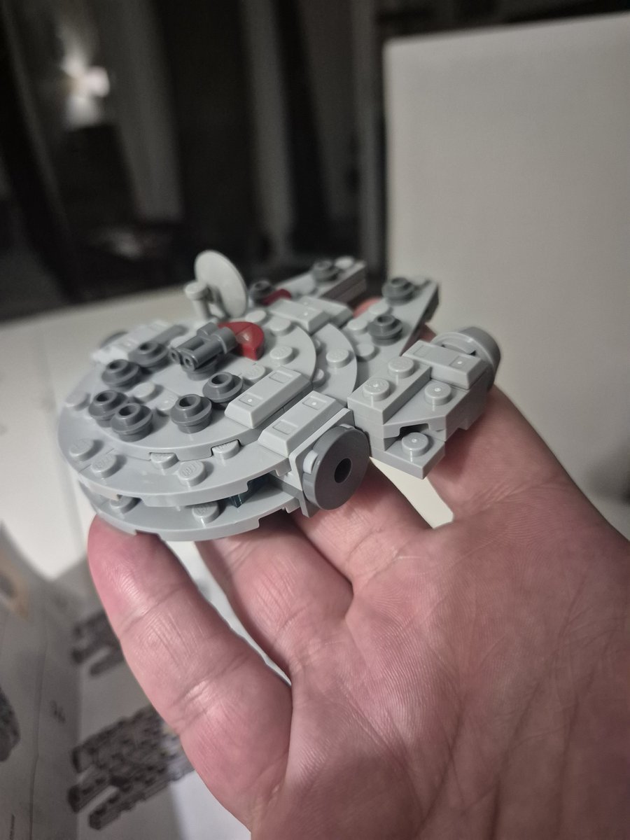 lazoneludique's tweet photo. Le pti #lego du soir bonsoir... ce soir c le #MilleniumFalcon XXL du magasine lego #StarWars 🤩

Très chouette a faire 😋 https://t.co/kwDH4EeRjI