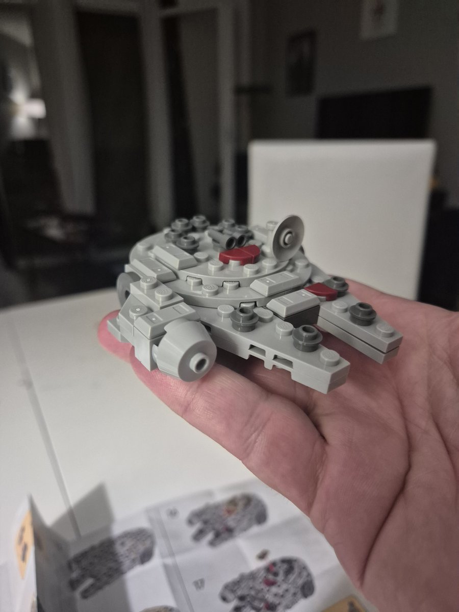 lazoneludique's tweet photo. Le pti #lego du soir bonsoir... ce soir c le #MilleniumFalcon XXL du magasine lego #StarWars 🤩

Très chouette a faire 😋 https://t.co/kwDH4EeRjI