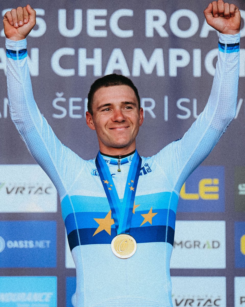 EvenepoelRemco's tweet photo. This one is for Belgium. For my wife and family. For my teammates and all the staff. ✨💙🇧🇪

This one is for me. I really wanted this and I gave everything I had until the final jump...🥇

Crazy feeling to have worn all championship jerseys in cycling. Can't wait to race with the stars on my chest.🤩🪽