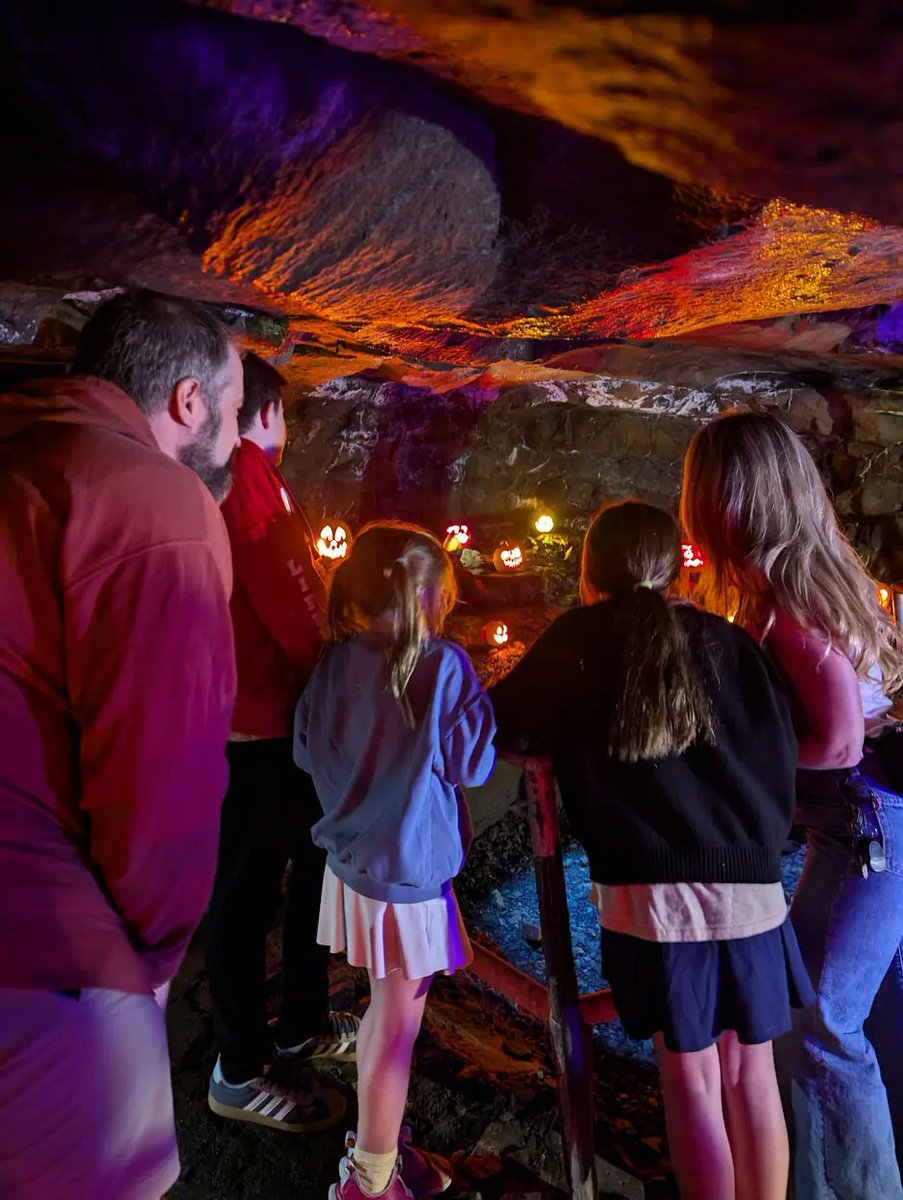 EventsINSIDER's tweet photo. Light into the Dungeon is a path of Halloween pumpkins in an 18th century mine in Connecticut that was also used as a prison for British loyalists! New England has no natural caves so this is a unique opportunity to explore underground and see beauty. https://t.co/eJCNKLdmMe https://t.co/phyZas0Mva