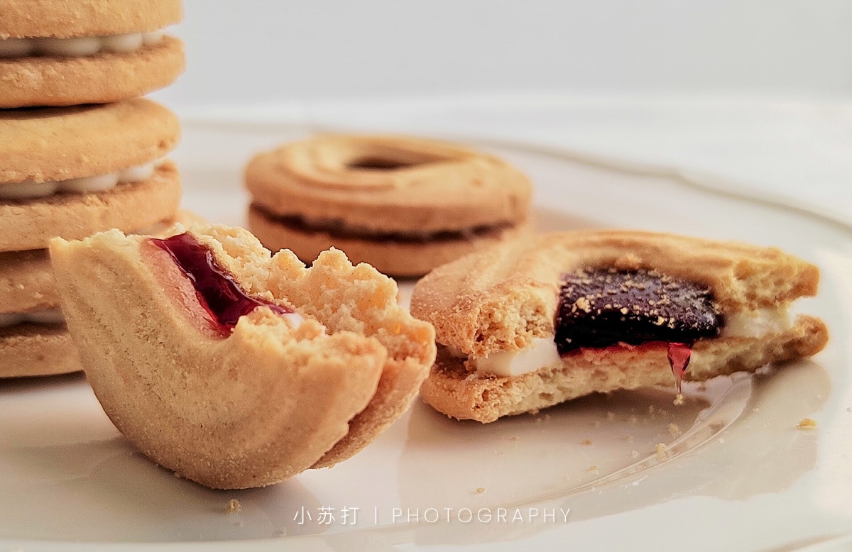 JocelynWeskdfb's tweet photo. Hoy hice galletas caseras con chocolate y frambuesas La aroma llena toda la casa, son súper crujientes! https://t.co/pEEQK9iCxq