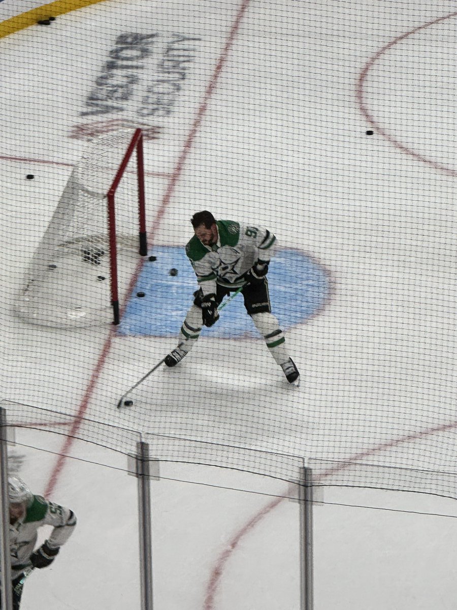 wwylmjonas's tweet photo. finally got to see the first hockey player I ever loved last night heheee https://t.co/znO8k0Eq5O