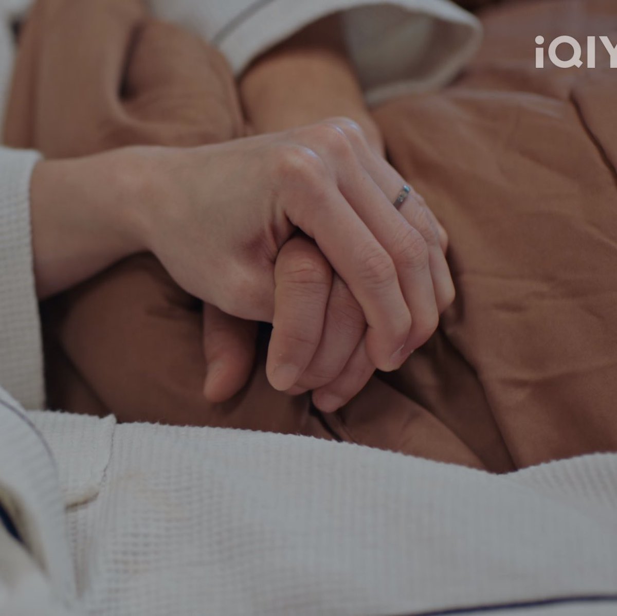 mxnthuajai_'s tweet photo. Tell me I’m not the only one in love with this shot. Just seeing the size difference + the wedding ring gets me! 😭💘

YOUR THIRD SERIES EP11
#ที่สามของเธอEP11 https://t.co/SKIfH3PYB5