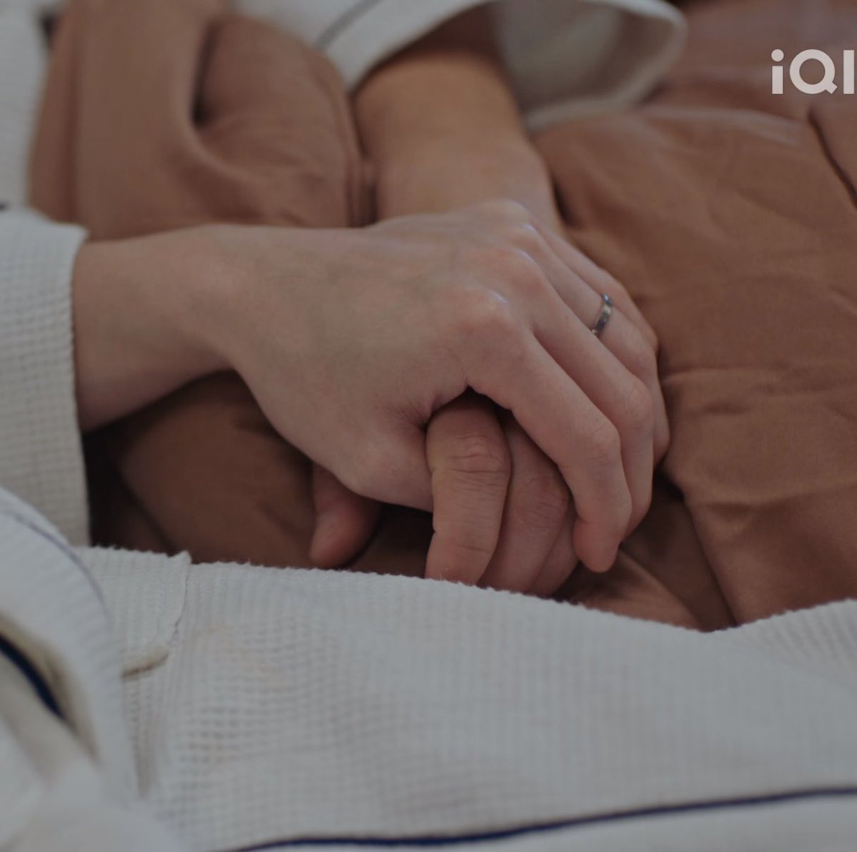 mxnthuajai_'s tweet photo. Tell me I’m not the only one in love with this shot. Just seeing the size difference + the wedding ring gets me! 😭💘

YOUR THIRD SERIES EP11
#ที่สามของเธอEP11 https://t.co/SKIfH3PYB5