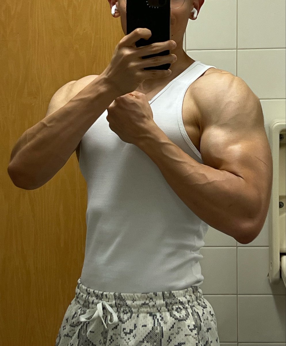 MasterKevMuscle's tweet photo. My alpha veins will fuck your fag brains up🖕 https://t.co/gebPM27AHb