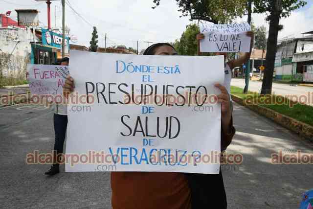 alcalorpolitico's tweet photo. #ElPoderDeLaVerdad 🪧 || Este domngo, residentes, médicos de los hospitales #CAE, #CECAN y Regional “Luis F. Nachón" y ciudadanos marcharon por segunda vez por calles de la ciudad de #Xalapa para exigir el abasto suficiente de imsumos y medicamentos en los hospitales del Estado.
#ChécaloEnAlCalor
https://t.co/UzaJZK13PB