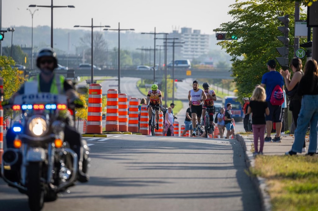 SPVQ_police's tweet photo. #CIRCULATION | Beaucoup de coureurs du Marathon Beneva de Québec ont terminé leur course | La circulation sera rouverte progressivement.| Les policiers seront présents jusqu’au rétablissement complet de la circulation. https://t.co/KgHaqO3sPp