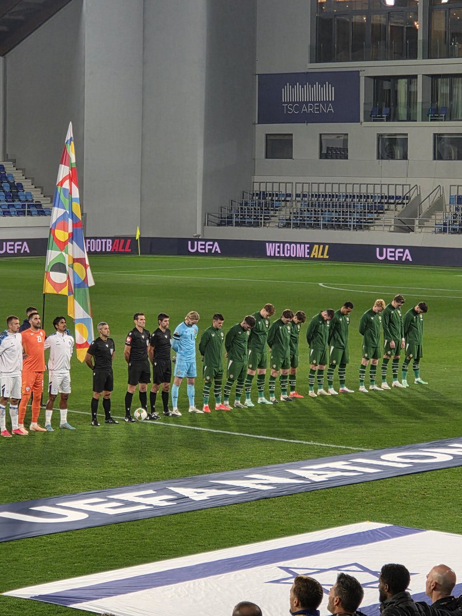 IrishPropaganda's tweet photo. Ireland players bow their heads again during the israeli anthem

Well done lads

🇮🇪💚 https://t.co/UYHW8MSgGp
