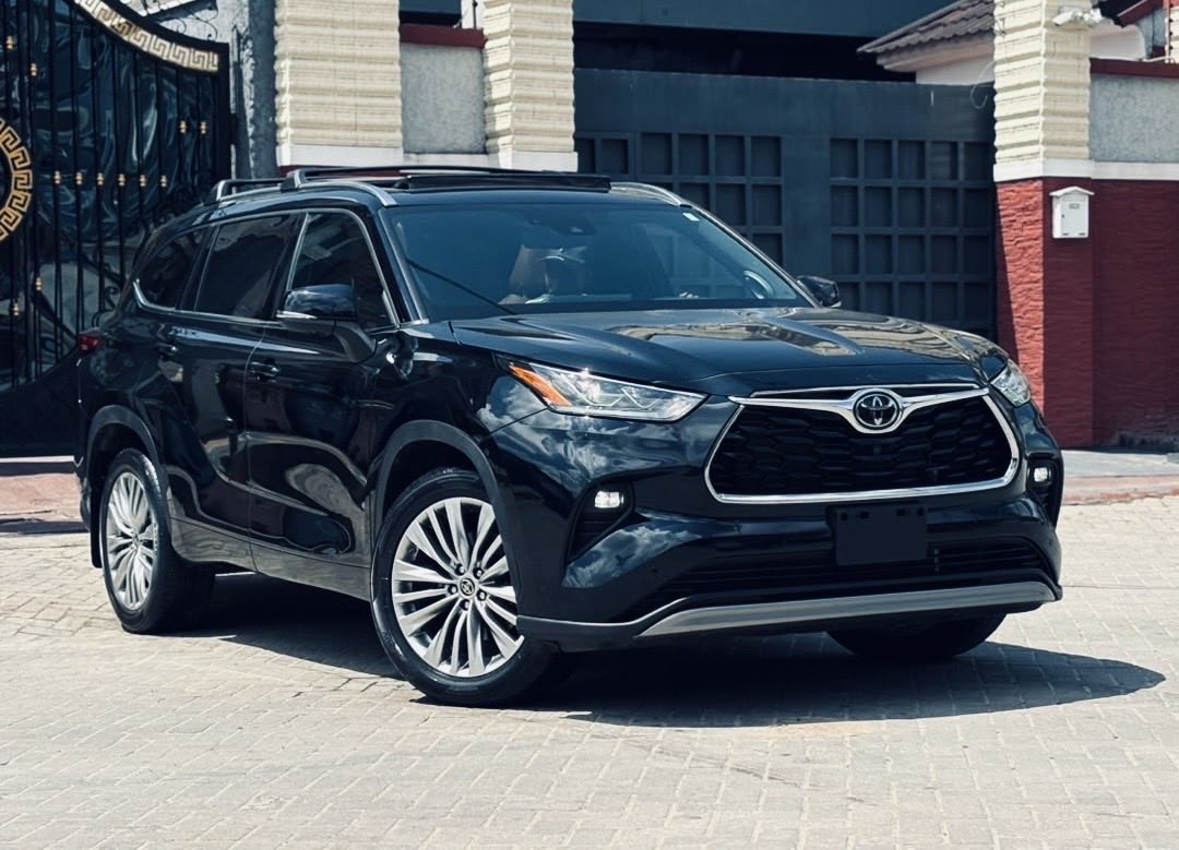 ugwuodoedwin's tweet photo. 2022 HIGHLANDER PLATINUM

Tan interior - Navigation - Bluetooth - Panoramic roof - HUD - BSM - Park assist - 360-degree camera - Heated seats - Wireless charging - Ambient lights - Pre-collision sensor.

Location: Lagos

Price: N69 million https://t.co/R2Rx8qix6E