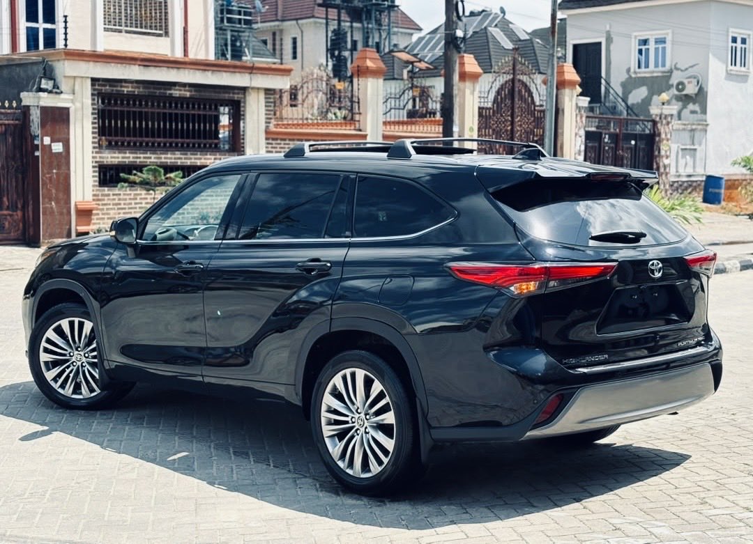 ugwuodoedwin's tweet photo. 2022 HIGHLANDER PLATINUM

Tan interior - Navigation - Bluetooth - Panoramic roof - HUD - BSM - Park assist - 360-degree camera - Heated seats - Wireless charging - Ambient lights - Pre-collision sensor.

Location: Lagos

Price: N69 million https://t.co/R2Rx8qix6E