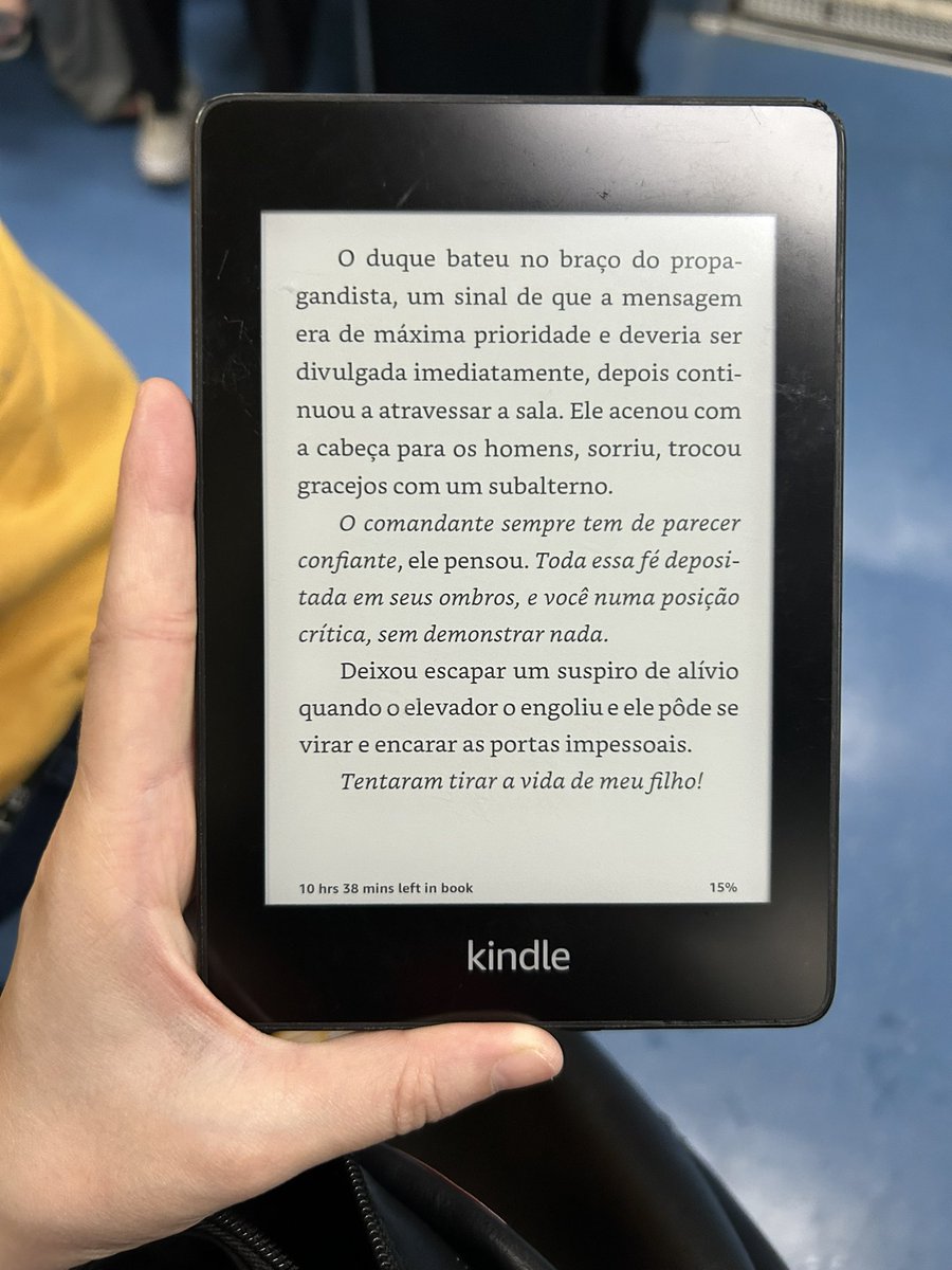 sansnasan's tweet photo. segurando o kindle assim LULAAAAAAA https://t.co/GrV38rJYR1