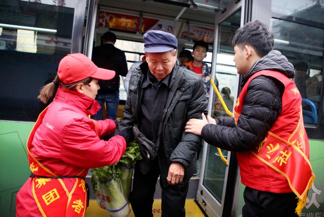 JuliaAnnese1's tweet photo. Hoy ayudé a un abuelo a cargar sus bolsas en el autobús. Su sonrisa me hizo el día! https://t.co/SeWrao05ix