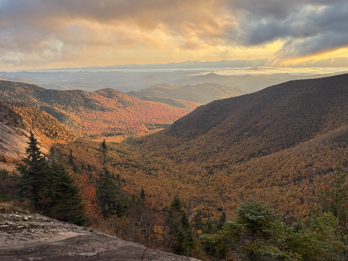 RobG_97's tweet photo. Epic climb in the Adirondacks today for peak foliage 🍁 🌲 https://t.co/L2nJLk78Bn