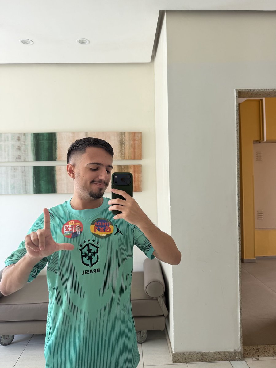 MarcusGralha's tweet photo. Sempre fazendo o L @LulaOficial ⭐️❤️ https://t.co/Yl1tmJBa4h