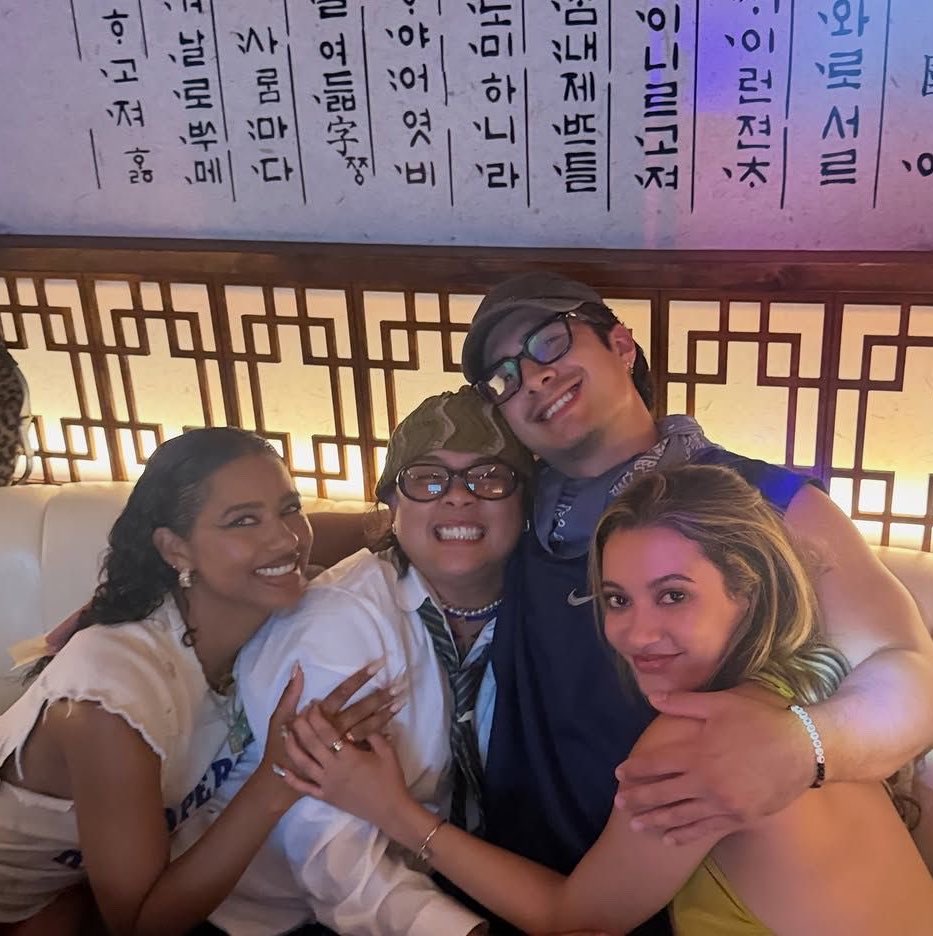 iiyxmizyx's tweet photo. aww they really are his family https://t.co/UOUZ9d3WYA