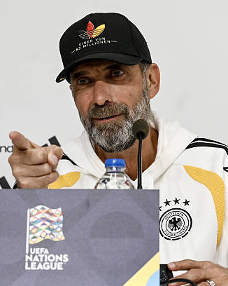 EPLworld's tweet photo. 🚨🚨 

يورغن كلوب: "أكن احترامًا كبيرًا لبيب غوارديولا، وللكرة التي قدمها مانشستر سيتي خلال الفترة التي كنا ننافسهم فيها." 

"نوعية كرة القدم التي كانوا يقدمونها، ونوعية الخصم الذي كانوا يمثلونه لنا، الأمر يفوق الوصف بمراحل، المستوى كان مرتفعًا جدًا." 

"إذا تم فرض أي عقوبات عليهم، فلا علاقة لي بالأمر." 

"ولهذا السبب، أنا أنتظر لأرى ما سيحدث." 

"الإجراءات القانونية مستمرة منذ فترة طويلة، وأفترض أنه سيكون هناك استئناف وهذا سيستغرق وقتًا طويلاً." 

"أنا بعيد جدًا عن هذا الأمر بأي شكل من الأشكال، ولا أشعر به على الإطلاق." 

"لست بحاجة إلى الفوز بلقب الدوري الإنجليزي الممتاز عدة مرات أخرى، أنا سعيد تمامًا بما حققناه."

"لقد تنافسنا على أرض الملعب، ولا يمكنني قول أي شيء عن بقية الأمور لأنني لا أعرف بالضبط ما الذي يدور حوله الأمر." 

"وبصراحة، لست مهتمًا بذلك أيضًا."