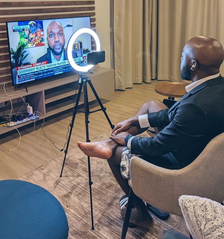 daboss_214's tweet photo. “Behind every serious broadcast, na this kind setup dey 😂 https://t.co/BGZxeurKSc