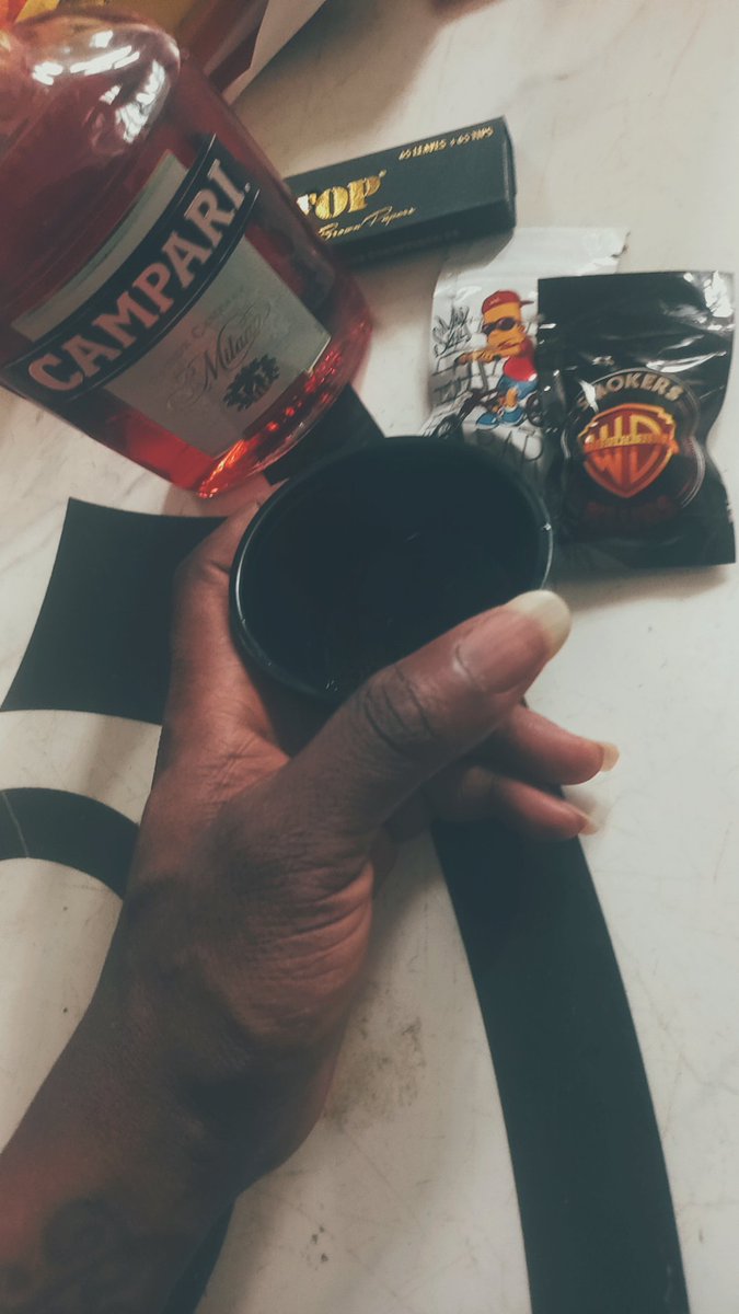 ayodapopeter's tweet photo. Someone once said guys either drink, sm@ke, or wom@nize. Meanwhile, here I am, mastering the holy trinity, casually doing it and calling it balancing #lagoslife 😎. https://t.co/r4RGH17vC2