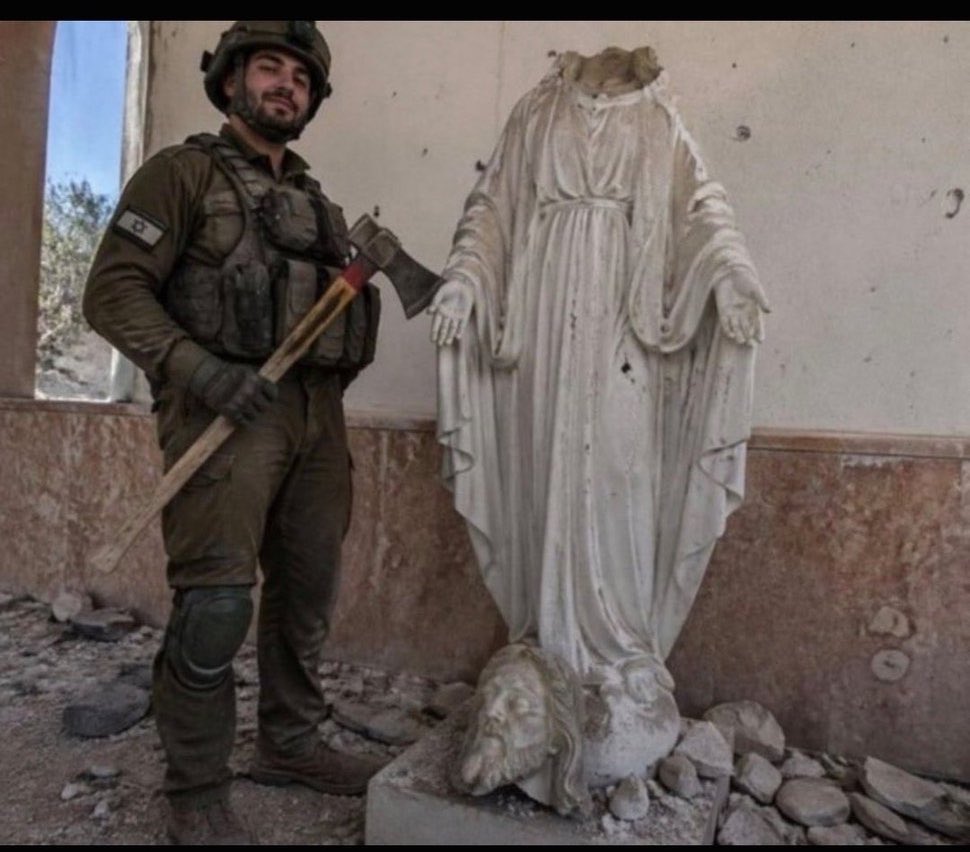 Wugibmz's tweet photo. @ScottFishman Do you guys actually consider statues of Jesus or Mary as idols or pagan objects, or what? https://t.co/BPLMoZOUjS