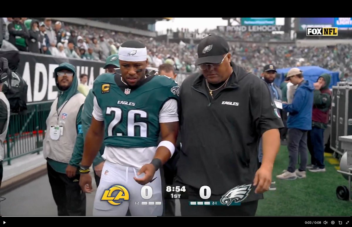 BigDomHater's tweet photo. Guy is such an attention seeker. Zero reason for him to be on screen. Saquon is such a loser too. #Knowyourrole https://t.co/OmSKsCNfdd