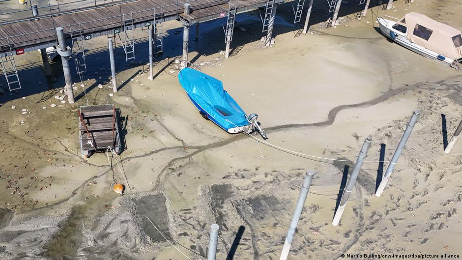 dw_russian's tweet photo. Уровень воды в Боденском озере, расположенном в предгорьях Альп, опустился ниже 2,5 метра. Для этого времени года он чрезвычайно низок. С 8 октября ожидаются обильные дожди, но пока неясно, приведут они к повышению уровня воды в этом озере https://t.co/R4g4OFOnSD https://t.co/ki0fOj9RE1