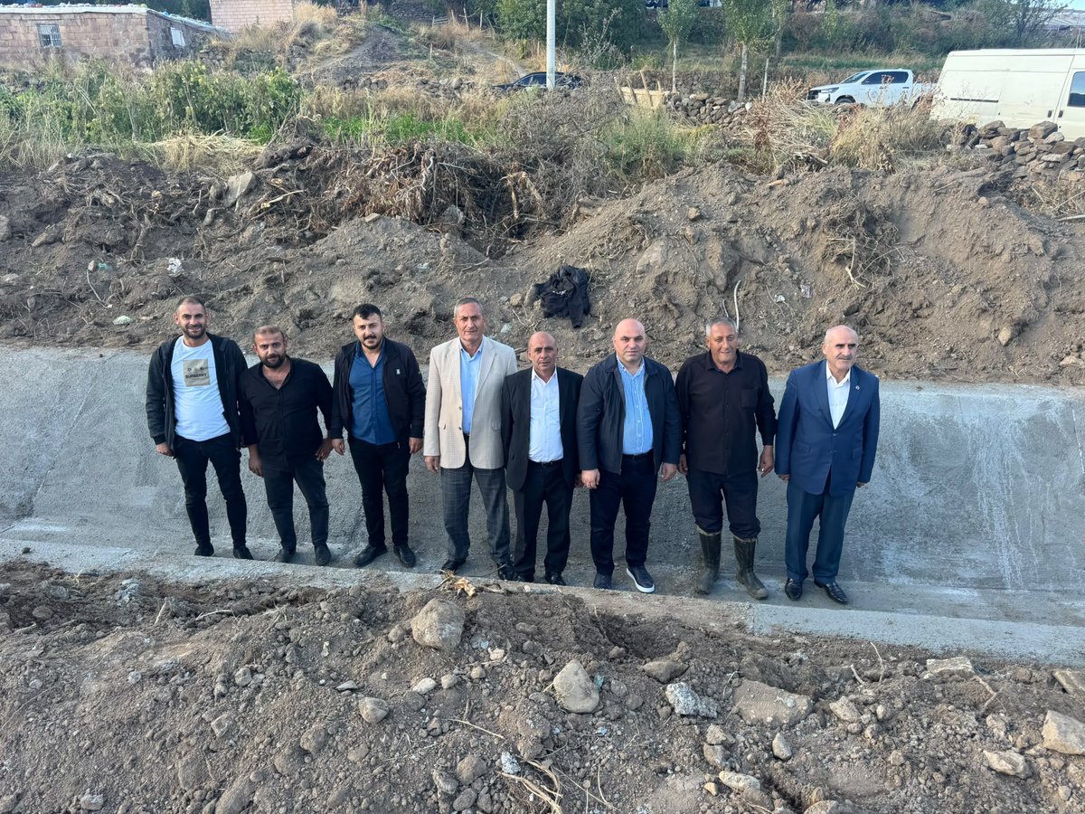 medetilbars's tweet photo. 💧 Güroymak ilçemizin Değirmen Köyü’nde hizmet üretmeye devam ediyoruz.

Köyümüzde yapımı devam eden yaklaşık 2 kilometrelik sulama kanalı çalışmalarımızı yerinde inceleyerek ekiplerimizden ve köy muhtarımızdan çalışmalar hakkında bilgi aldık.

Tarımsal üretimimize ve çiftçilerimize önemli katkı sağlayacak bu çalışmanın Değirmen Köyümüze hayırlı ve bereketli olmasını diliyorum.

Cumhurbaşkanımız Sayın Recep Tayyip Erdoğan’ın eser ve hizmet siyaseti anlayışıyla vatandaşlarımızın hizmetinde olmaya devam ediyoruz.

Çalışmalarımıza desteklerini esirgemeyen Milletvekilimiz Sayın Turan Bedirhanoğlu’na, Valimiz Sayın Ahmet Karakaya’ya, İl Başkanımız Sayın Engin Günceoğlu’na ve emeği geçen tüm kurum, ekip ve çalışma arkadaşlarımıza teşekkür ediyorum.

Durmak yok, hizmete devam. 🇹🇷
Güroymak ilçemizin Değirmen Köyü’ne hayırlı, uğurlu ve bereketli olsun. 🤲