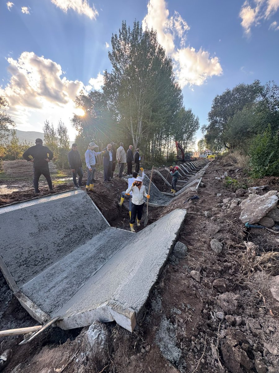 medetilbars's tweet photo. 💧 Güroymak ilçemizin Değirmen Köyü’nde hizmet üretmeye devam ediyoruz.

Köyümüzde yapımı devam eden yaklaşık 2 kilometrelik sulama kanalı çalışmalarımızı yerinde inceleyerek ekiplerimizden ve köy muhtarımızdan çalışmalar hakkında bilgi aldık.

Tarımsal üretimimize ve çiftçilerimize önemli katkı sağlayacak bu çalışmanın Değirmen Köyümüze hayırlı ve bereketli olmasını diliyorum.

Cumhurbaşkanımız Sayın Recep Tayyip Erdoğan’ın eser ve hizmet siyaseti anlayışıyla vatandaşlarımızın hizmetinde olmaya devam ediyoruz.

Çalışmalarımıza desteklerini esirgemeyen Milletvekilimiz Sayın Turan Bedirhanoğlu’na, Valimiz Sayın Ahmet Karakaya’ya, İl Başkanımız Sayın Engin Günceoğlu’na ve emeği geçen tüm kurum, ekip ve çalışma arkadaşlarımıza teşekkür ediyorum.

Durmak yok, hizmete devam. 🇹🇷
Güroymak ilçemizin Değirmen Köyü’ne hayırlı, uğurlu ve bereketli olsun. 🤲