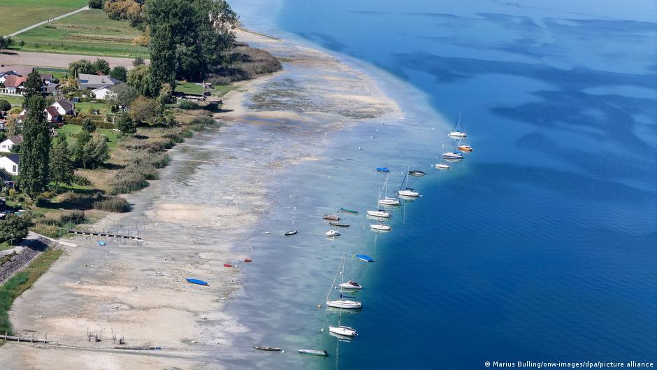 dw_russian's tweet photo. Уровень воды в Боденском озере, расположенном в предгорьях Альп, опустился ниже 2,5 метра. Для этого времени года он чрезвычайно низок. С 8 октября ожидаются обильные дожди, но пока неясно, приведут они к повышению уровня воды в этом озере https://t.co/R4g4OFOnSD https://t.co/ki0fOj9RE1