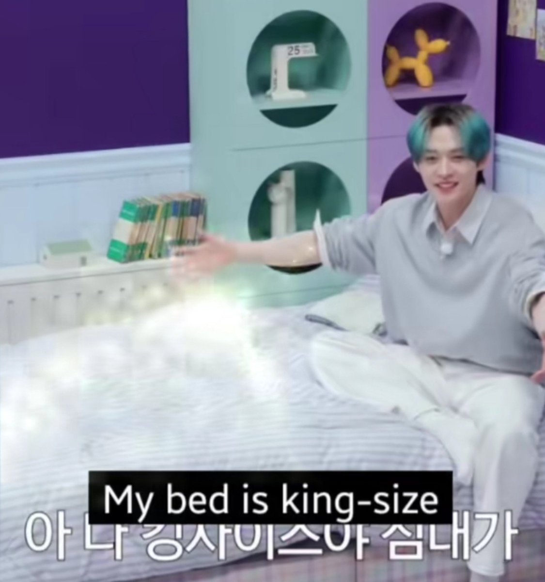 skyrenoo's tweet photo. and that bed is huge, probably king size. i see i see https://t.co/T5O5Z1LEWL