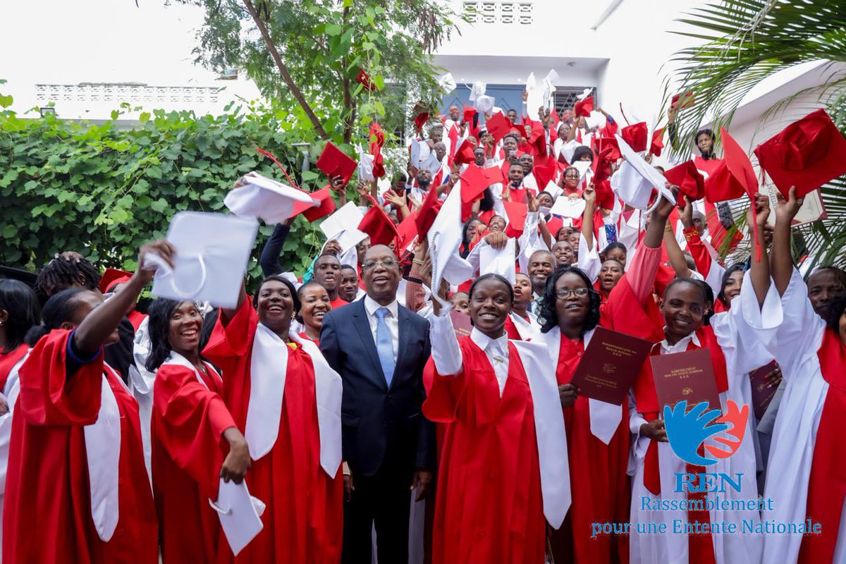 sterline_civil's tweet photo. Honorée d’avoir été la marraine de la promotion Jean-Jacques Dessalines de Ren-Formation. Vos diplômes ne sont pas seulement des victoires. Ils sont des promesses faites à Haïti de ne jamais renoncer à sa lumière. Que votre savoir devienne une force pour bâtir l’Haïti que nous méritons.
#lajenèskisawvle