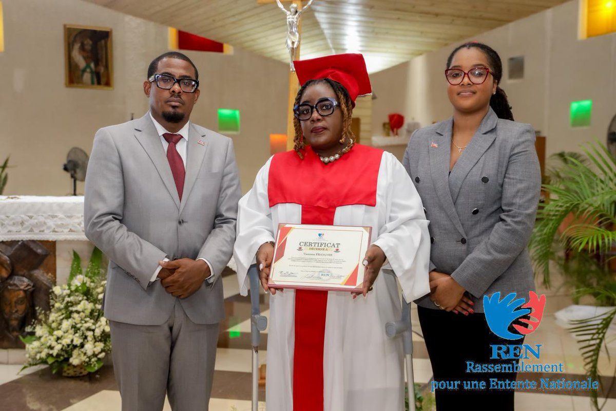 sterline_civil's tweet photo. Honorée d’avoir été la marraine de la promotion Jean-Jacques Dessalines de Ren-Formation. Vos diplômes ne sont pas seulement des victoires. Ils sont des promesses faites à Haïti de ne jamais renoncer à sa lumière. Que votre savoir devienne une force pour bâtir l’Haïti que nous méritons.
#lajenèskisawvle