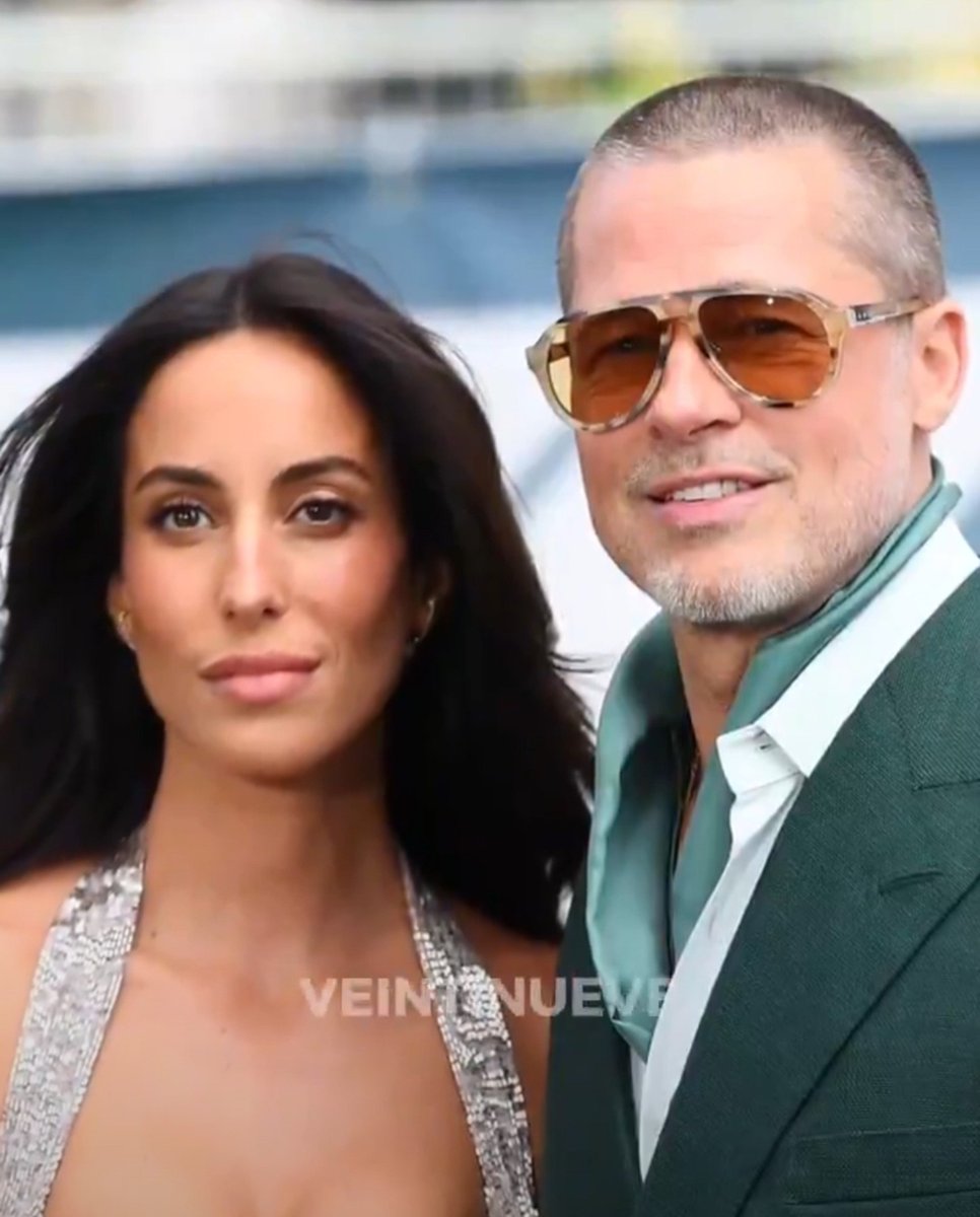 Clonazepamers's tweet photo. A mis alumnos de biología siempre les digo que se fijen en las parejas de famosos:

Hombres con todo el status del mundo (y salvo excepciones como Brad Pitt, belleza deseable) emparejados con chicas mucho más jóvenes y atractivas.

👉🏻Esto explica lo que busca cada género en una relación cuando tiene todas las posibilidades: Ellos podrían salir con señoras de su edad muy famosas y exitosas, pero les da igual el estatus.

En contraparte, ellas, podría salir con los chicos más guapos y jóvenes del país, pero se van con "viejos" con status, porque a ellas les da igual la belleza.

Por eso el tiempo premia a los hombres que hacen las cosas bien y ganan status: Pues les abre las puertas al mercado sexual, y apremia a las mujeres: Porque a más edad, menos posibilidades de encontrar la pareja proveedora que buscan.

Tenéis que ver las caras de fascinados que ponen los chavales y como se quedan pensando.