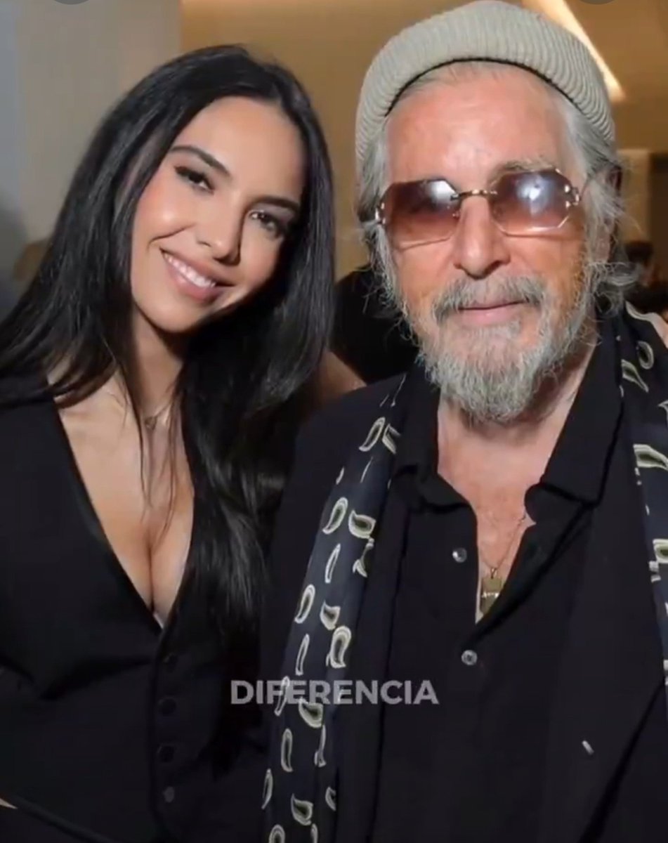 Clonazepamers's tweet photo. A mis alumnos de biología siempre les digo que se fijen en las parejas de famosos:

Hombres con todo el status del mundo (y salvo excepciones como Brad Pitt, belleza deseable) emparejados con chicas mucho más jóvenes y atractivas.

👉🏻Esto explica lo que busca cada género en una relación cuando tiene todas las posibilidades: Ellos podrían salir con señoras de su edad muy famosas y exitosas, pero les da igual el estatus.

En contraparte, ellas, podría salir con los chicos más guapos y jóvenes del país, pero se van con "viejos" con status, porque a ellas les da igual la belleza.

Por eso el tiempo premia a los hombres que hacen las cosas bien y ganan status: Pues les abre las puertas al mercado sexual, y apremia a las mujeres: Porque a más edad, menos posibilidades de encontrar la pareja proveedora que buscan.

Tenéis que ver las caras de fascinados que ponen los chavales y como se quedan pensando.