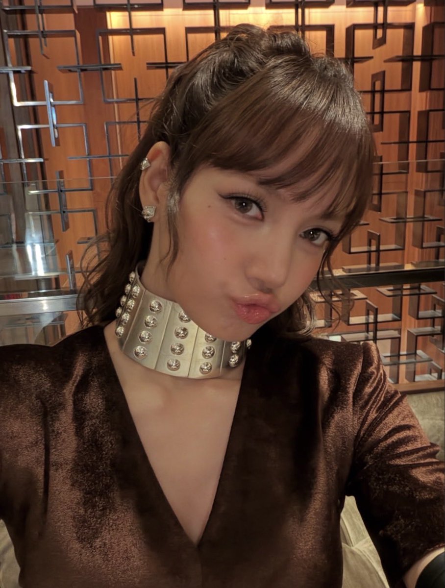 lucaiisaa's tweet photo. I hope Ariel did her makeup😍😍

#lisa #LISA https://t.co/qBGnSMRbCz