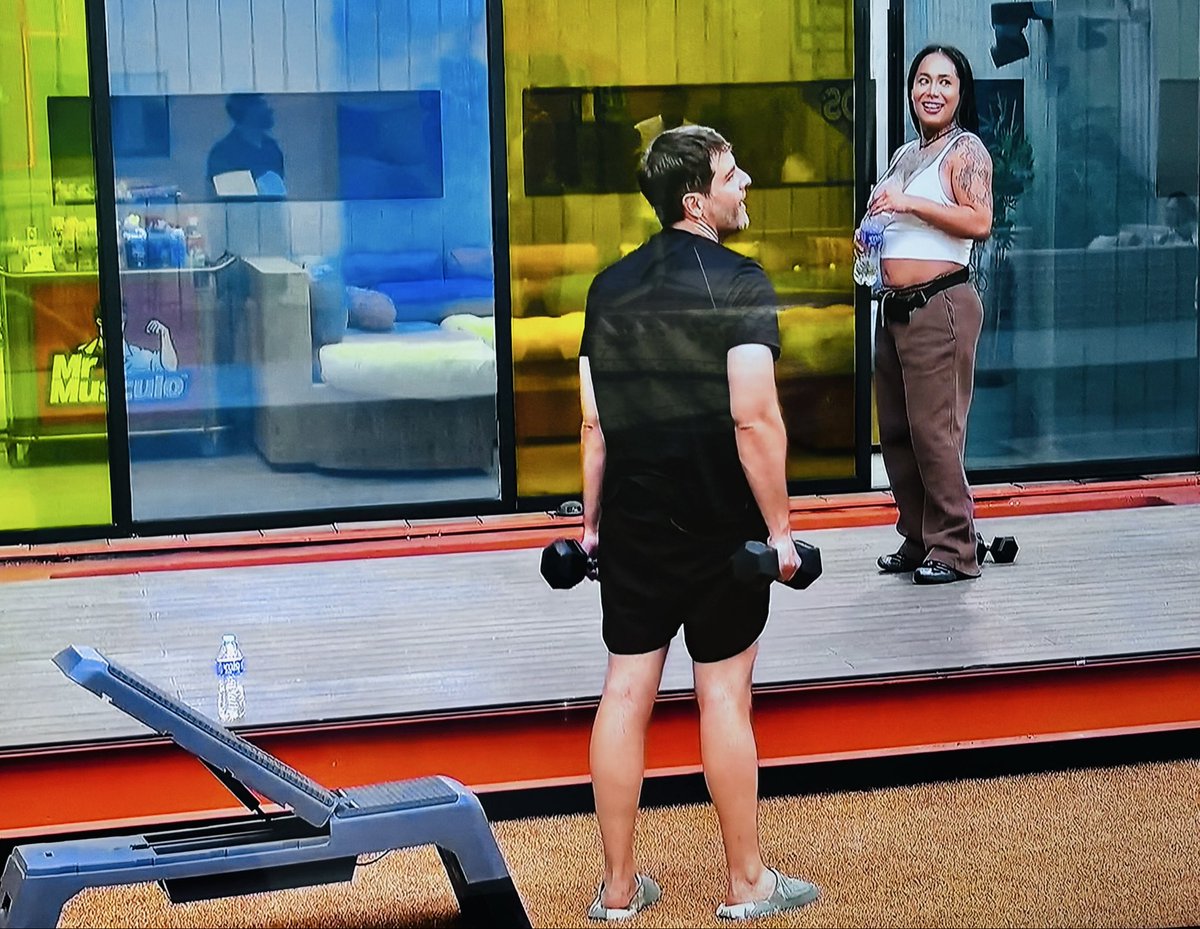 Misael_i's tweet photo. Karina: le grita a Memo de cuando acá estás haciendo ejercicio 🏋️ , Ya te estás preparando para la Gran Noche con vero verdad ?

Memo: No para de reírse 🤣 jajaj https://t.co/vSPLvVo5bH