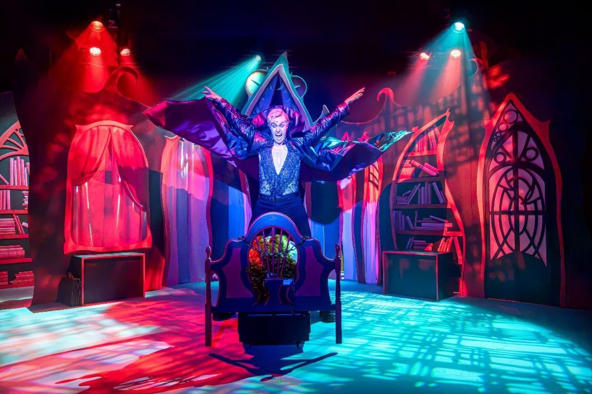 Mas_Escena's tweet photo. Primer vistazo a "Drácula, una comedia terrorífica". El Conde ya está en Madrid https://t.co/zy1zMszfsQ #Primer #vistazo #Drácula #comedia #terrorífica #Conde #está #Madrid @tcalderonmadrid https://t.co/W6vquu76HF