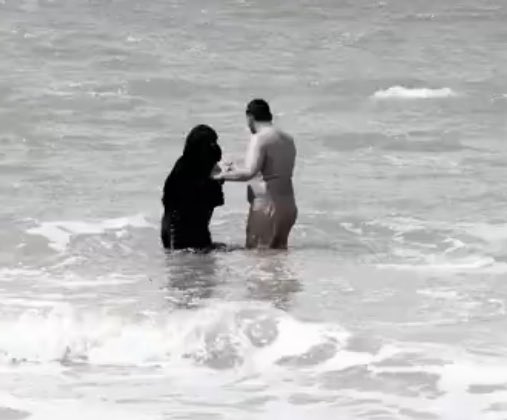 7sbqw's tweet photo. هل عشت حقاً ؟ 
يكاد الشك يغلبني 
لماذا جميع النساء اللاتي يأتون السعودية يعيشون ويتمتعون ويحضون بالفرص ماعدا المرأه السعوديه نفسها ؟ 
الجميع يعيش ويتمتع في السعودية ماعدا النساء السعوديات ! 
حرروا النساء السعوديات من الخرقة السوداء المسماه بالنقاب !!! 
#٢٠٣٠_بلا_نقاب4 https://t.co/aqKRfZYerr