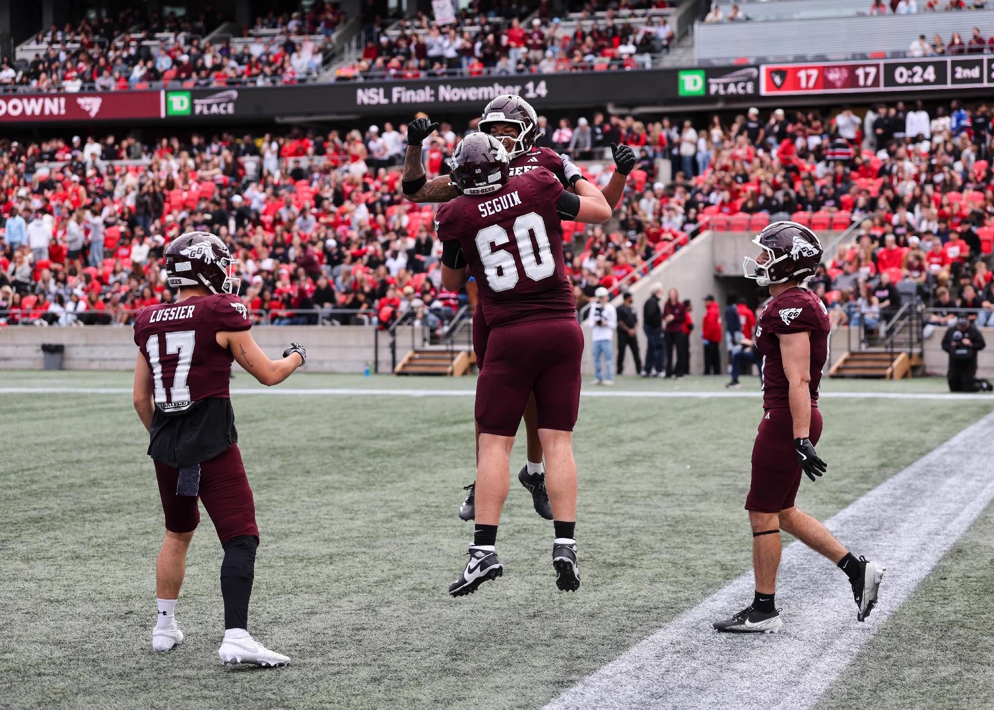 Des joueurs des Gee-Gees de l'Université d'Ottawa célèbrent après un touché.