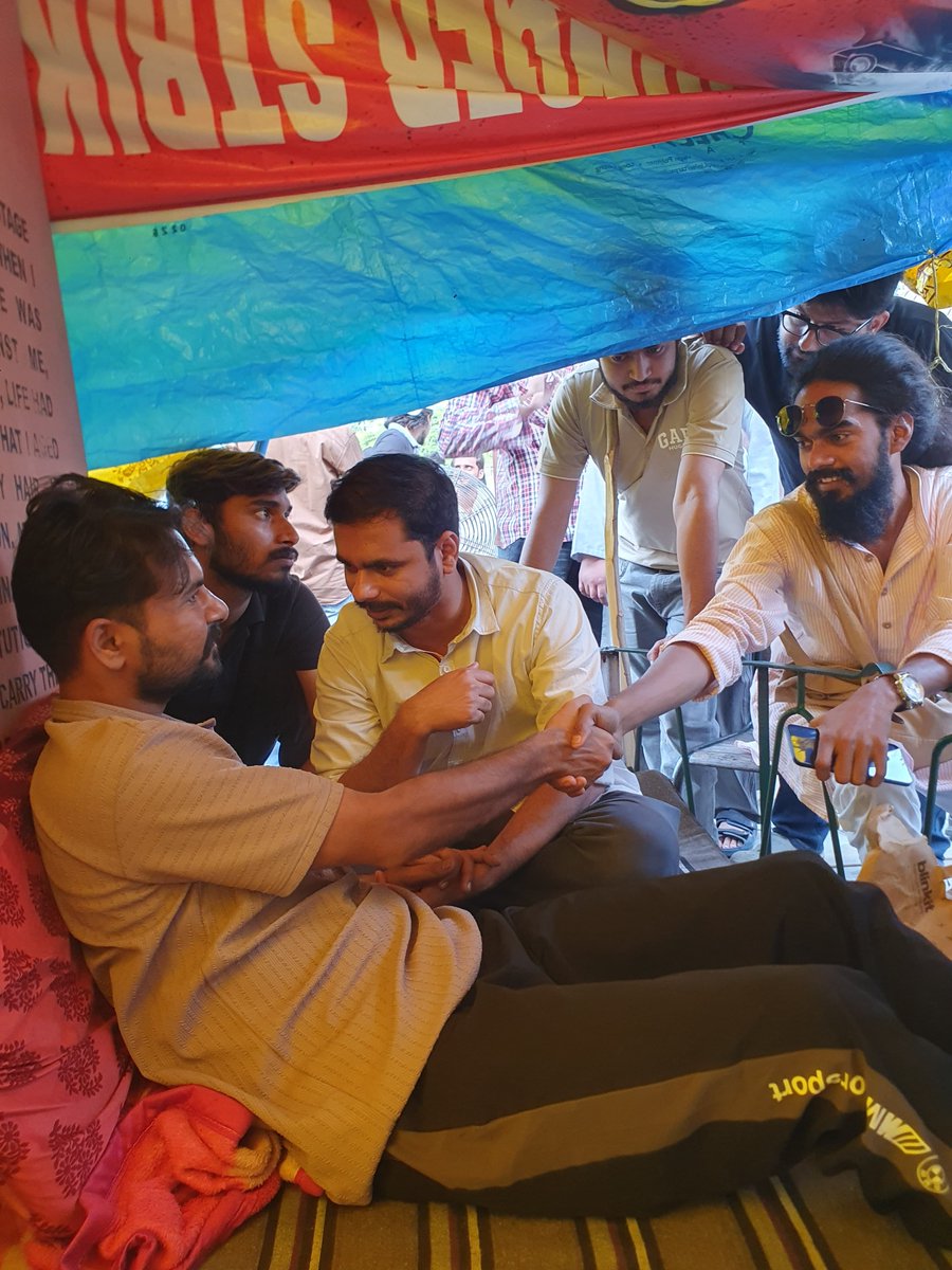 Fraternity_movt's tweet photo. Fraternity Movement stands with AMU students and Yasir Fahad’s hunger strike for Students’ Union restoration.

Fraternity Movement National President Ramees Ek &amp; National General Secretary Mohd Alfauz Azmi met Yasir Fahad and addressed AMU students.

#AMU
#FraternityMovement https://t.co/ZtyoDen4FI