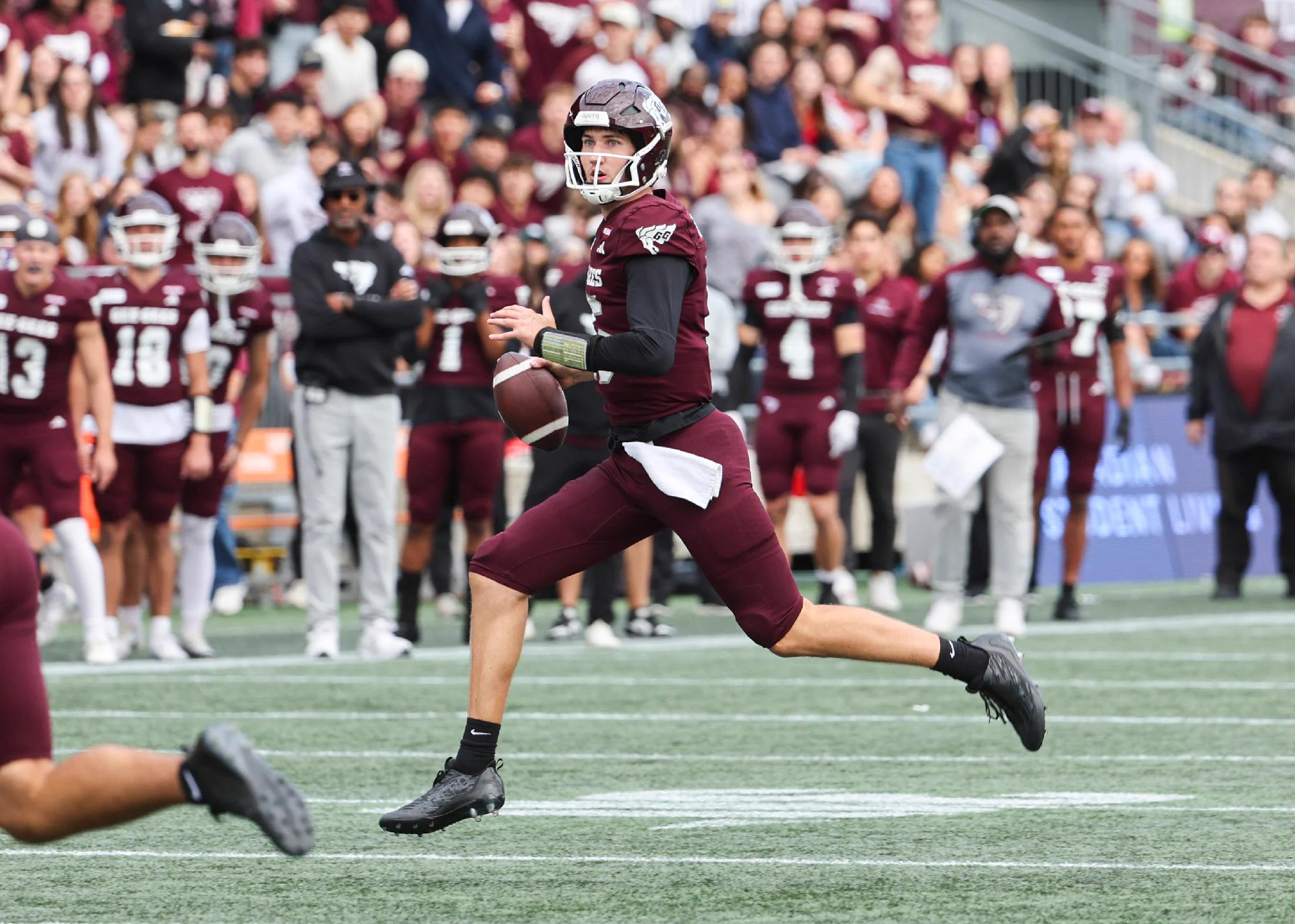 Joueur des Gee-Gees de l'Université d'Ottawa en action avec le ballon de football.