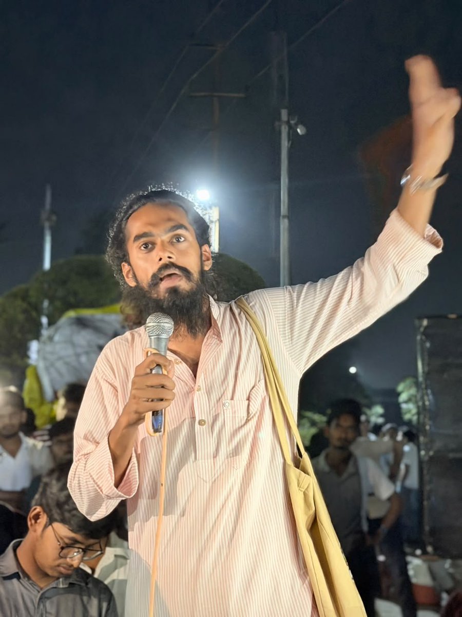 Fraternity_movt's tweet photo. Fraternity Movement stands with AMU students and Yasir Fahad’s hunger strike for Students’ Union restoration.

Fraternity Movement National President Ramees Ek &amp; National General Secretary Mohd Alfauz Azmi met Yasir Fahad and addressed AMU students.

#AMU
#FraternityMovement https://t.co/ZtyoDen4FI