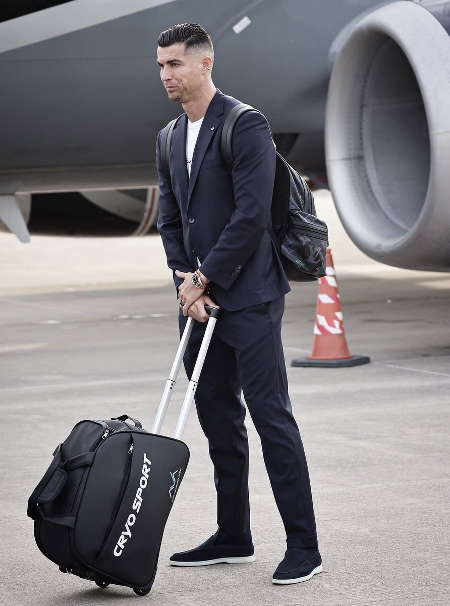 Inyarwandacom's tweet photo. Cristiano Ronaldo yasubiye muri Saudi Arabia akaba ari nyuma y’uko byavugwaga ko mu cyumweru gitaha azagirana inama n’abayobozi b’umupira muri Portugal kugira ngo barebe ko bacoca ibibazo byabo.

#inyarwanda #inyarwandanews #inyarwandasports https://t.co/3OQPSAzQWs