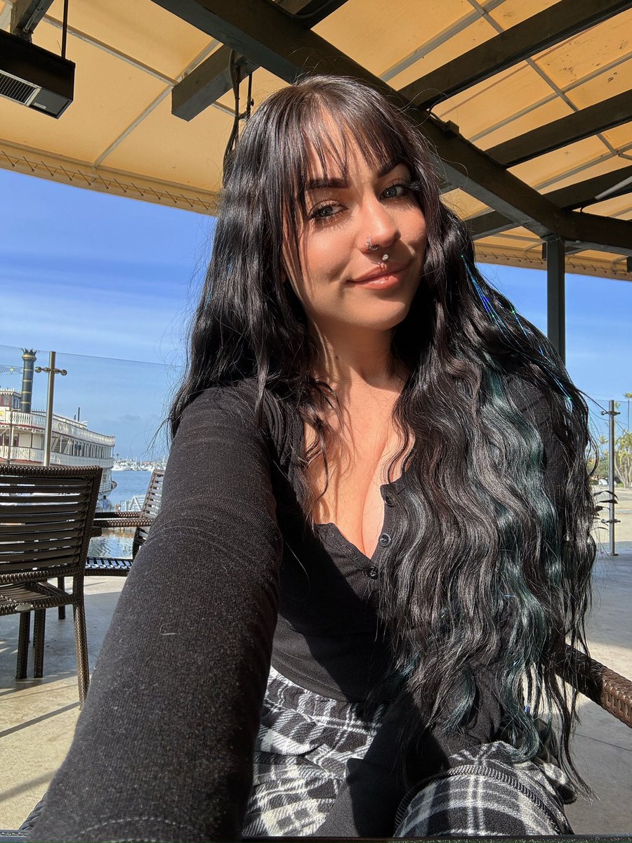 honagirl17's tweet photo. Before cancer &amp; a year later. I just want to feel like myself again. I want to feel pretty again, healthy again, I don’t want to be scared anymore. I’m just tired 😪 https://t.co/w6IpwTMnLl