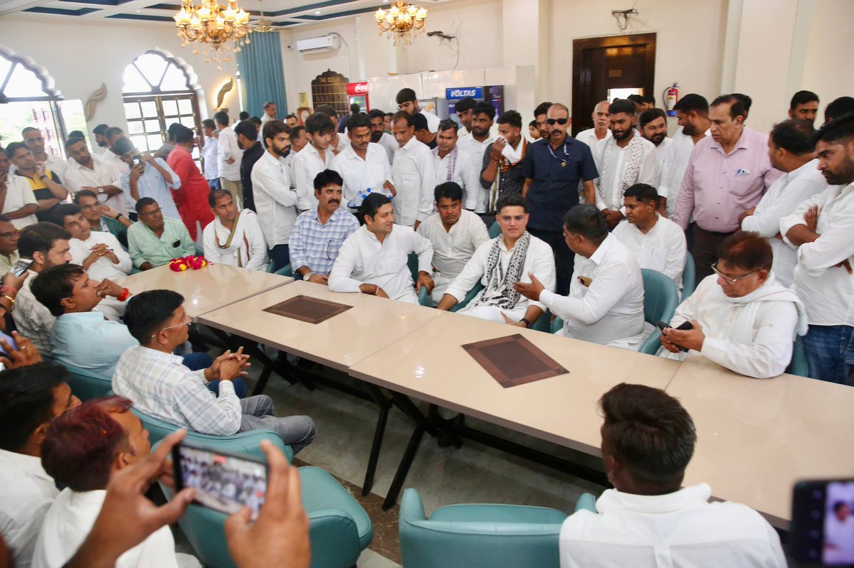 SachinPilot's tweet photo. नगर परिषद सभापति मयंक गोयल जी , उपसभापति फरजाना सईद जी सहित समस्त पार्षदगणों एवं कांग्रेसी कार्यकर्ताओं के साथ क्षेत्र के कार्यों को लेकर चर्चा की।

📍टोंक https://t.co/c5tkxHyoXO