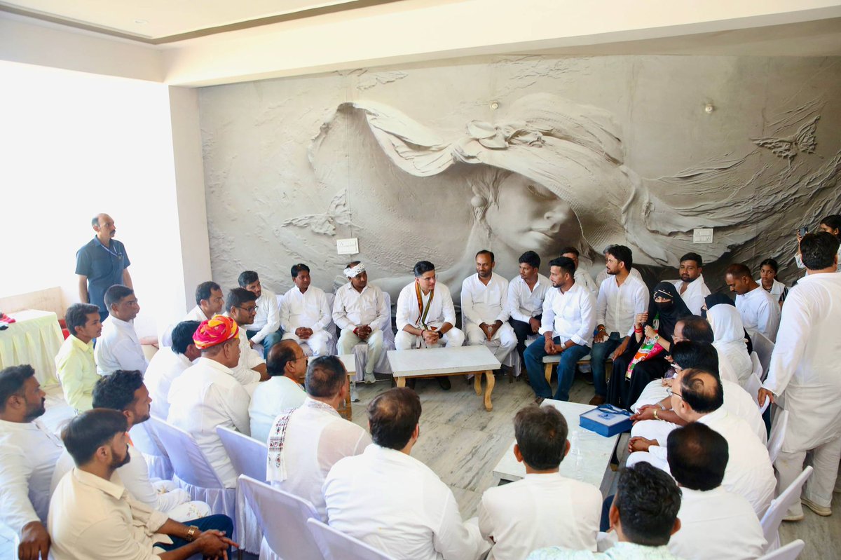 SachinPilot's tweet photo. नगर परिषद सभापति मयंक गोयल जी , उपसभापति फरजाना सईद जी सहित समस्त पार्षदगणों एवं कांग्रेसी कार्यकर्ताओं के साथ क्षेत्र के कार्यों को लेकर चर्चा की।

📍टोंक https://t.co/c5tkxHyoXO